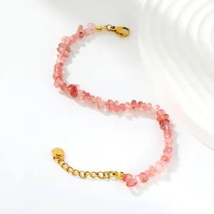 Détail du bracelet en éclats de quartz fraise avec chaîne en acier doré