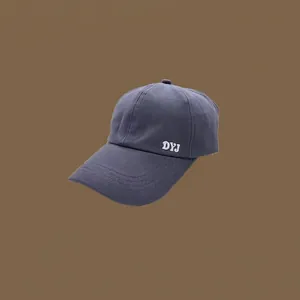 Gros plan d'une casquette de baseball gris foncé avec broderie DYJ pour femmes