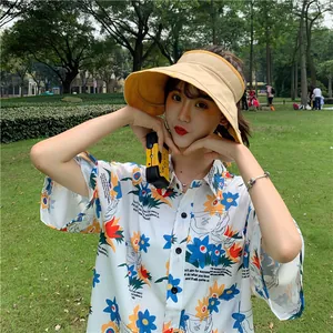 Femme portant un chapeau de visière en lin jaune dans un parc ensoleillé en plein air