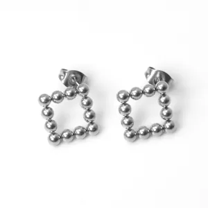 Vue détaillée de boucles d'oreilles clous géométriques carrées en acier inoxydable