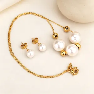 Vue détaillée d'un ensemble de bijoux en perles avec billes dorées et collier chaîne