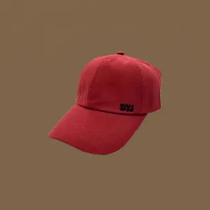 Casquette de baseball en coton rouge de qualité avec broderie et sangle réglable