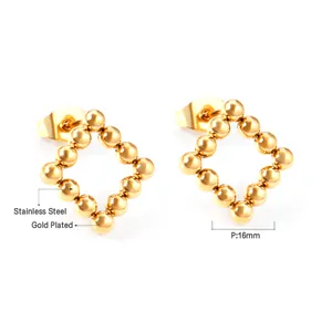 Vue détaillée des boucles d'oreilles carrées perlées plaquées or 16 mm en acier inoxydable.