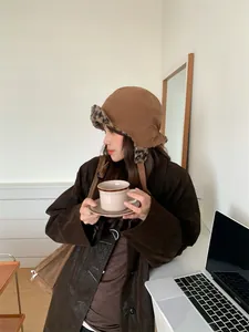 Stijlvolle winter aviator muts omkeerbaar met luipaard pluche voering in een café