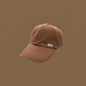 Vue détaillée d'une casquette de baseball en coton marron avec broderie
