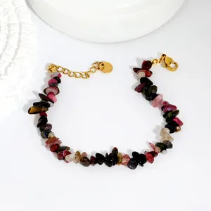 Gros plan d'un bracelet en pierres de cristal naturel irrégulières avec fermoir doré