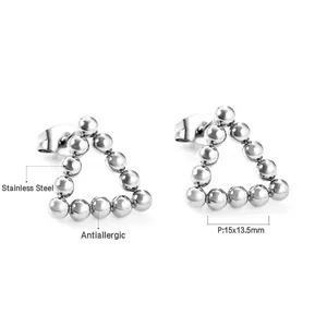 Détail de boucles d'oreilles triangle géométrique évidé en perles d'acier inoxydable