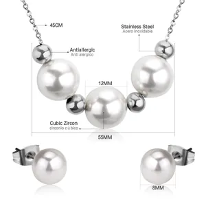 Vue détaillée du collier et des boucles d'oreilles en perles avec perles en acier