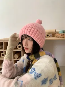 Modische rosa Strickmütze mit Bommel für Damen, warmes und gemütliches Winteraccessoire