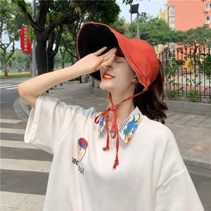 Vue détaillée d'un chapeau de soleil en lin rouge réversible avec jugulaire réglable pour femme