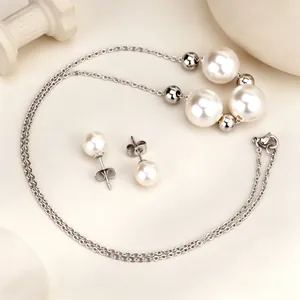 Gros plan d'un ensemble élégant collier et boucles d'oreilles en perles argentées