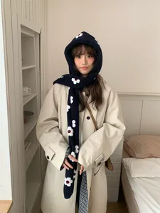 Una simpatica sciarpa con cappuccio in peluche floreale blu scuro per il calore e stile invernale
