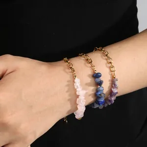 Détail de bracelets en acier inoxydable doré avec des pierres de cristal naturel