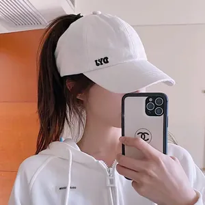 Casquette de baseball blanche avec ouverture pour queue de cheval pour sport et soleil