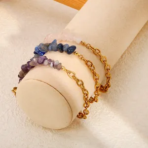 Détail de bracelets en pierres de cristal naturel épissés à une chaîne plaquée or