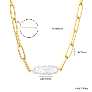 Vue détaillée du collier chaîne trombone avec perle baroque et spécifications de taille précises