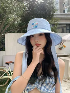 Cappello a secchiello azzurro in stile coreano con toppa floreale e lacci di fissaggio