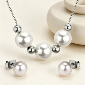 Vue détaillée d'un ensemble élégant collier et boucles d'oreilles en perles avec billes d'acier