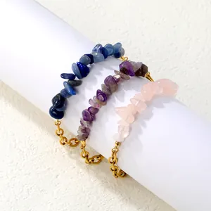 Détail macro montrant des bracelets en éclats de cristal naturel avec des chaînes dorées