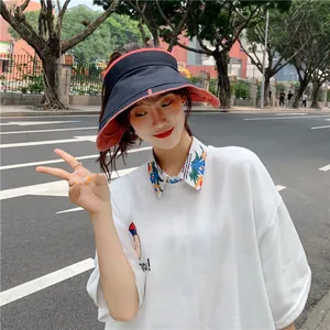 Jeune femme asiatique portant un chapeau pare-soleil en lin élégant au design double face