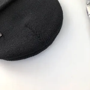 Primo piano della trama a maglia e del dettaglio della cucitura di un berretto nero
