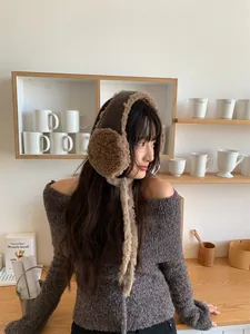 Détail des cache-oreilles d'hiver élégants en cuir et peluche avec lanières réglables