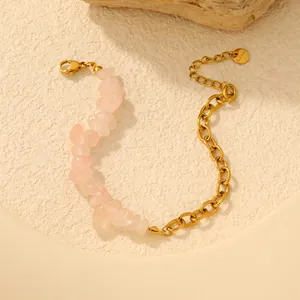 Gros plan sur le bracelet en cristal de quartz rose irrégulier et chaîne en acier plaqué or