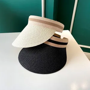 Vue détaillée de deux chapeaux de soleil en paille tressée élégants en beige et noir
