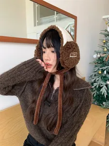 Cache-oreilles en peluche marron avec lanières à nouer sur mannequin en hiver