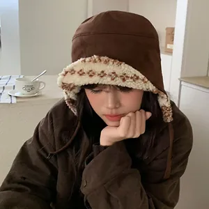 Chapeau de trappeur en similicuir marron avec doublure en peluche chaude pour l'hiver