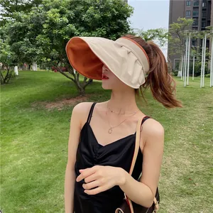 Detailansicht eines wendbaren Sonnenhuts für Damen mit großer Krempe in Beige-Orange.