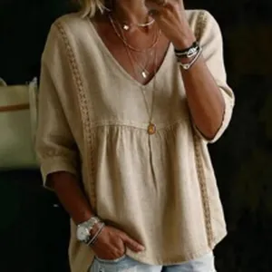 Tunique bohème beige à col en V avec dentelle délicate et coupe plissée décontractée