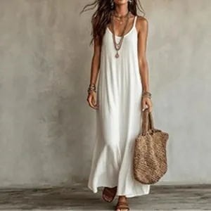 Détail d'une robe longue blanche sans manches à fines bretelles de style bohème