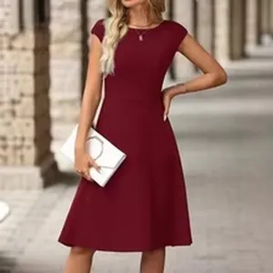 Robe sans manches bordeaux coupe ajustée pour femme dans un style urbain