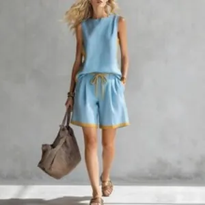 Élégant ensemble haut sans manches bleu clair et short assorti pour femme style urbain décontracté