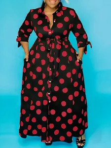Vue détaillée d'une robe longue grande taille à manches longues et pois rouges.