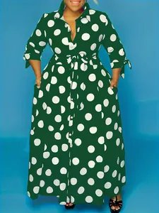 Robe chemise longue grande taille verte à gros pois blancs vue de face entière