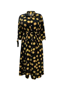 Vue détaillée d'une robe chemise grande taille à pois jaunes sur fond noir élégant