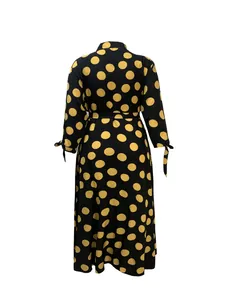 Vue arrière d'une robe chemise grande taille à manches longues et pois jaunes