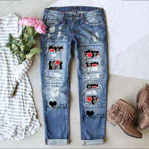 Zerstörte Jeans mit geradem Bein, Herz-Print-Patches und Herzschlag-Design.