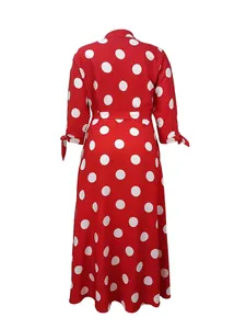 Vue arrière détaillée d'une robe chemise rouge à manches longues avec pois blancs et ceinture.