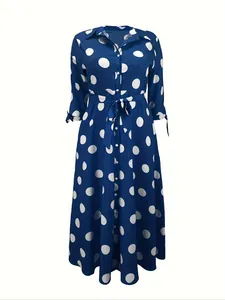 Vue détaillée d'une robe chemise bleue à manches longues et pois blancs grande taille