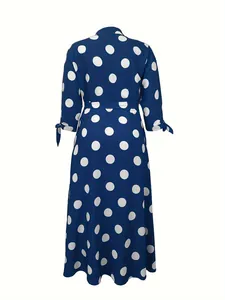 Vue arrière détaillée d'une robe longue bleue à manches longues avec des pois blancs