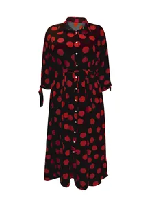 Vue détaillée d'une robe chemise grande taille à pois noirs et rouges avec ceinture