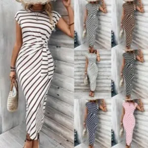 Vue détaillée de la robe longue rayée ajustée pour femme en diverses options de couleur