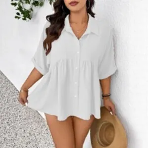 Détail de cette chemise babydoll blanche à boutonnage avec ourlet plissé et col en V