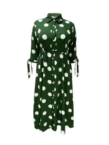 Vue détaillée d'une robe midi verte à pois avec col chemise et ceinture à nouer élégante