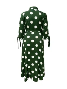 Vue arrière d'une robe chemise à manches longues et pois vert foncé grande taille