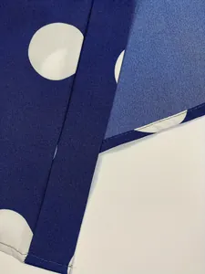 Gros plan sur le tissu bleu à pois blancs avec des détails de couture de qualité