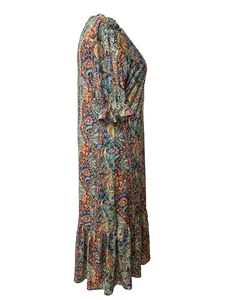 Vue latérale d'une robe longue à imprimé cachemire avec ourlet à volants